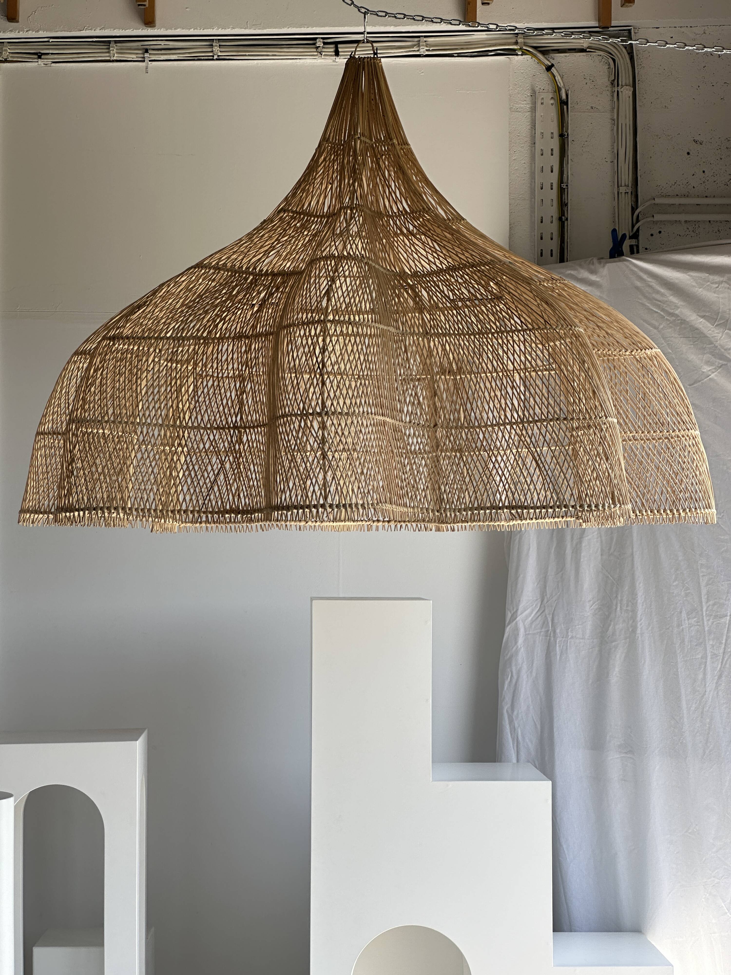 Immense rattan suspension in the shape of a flower, tulip, corolla H1m D1m50