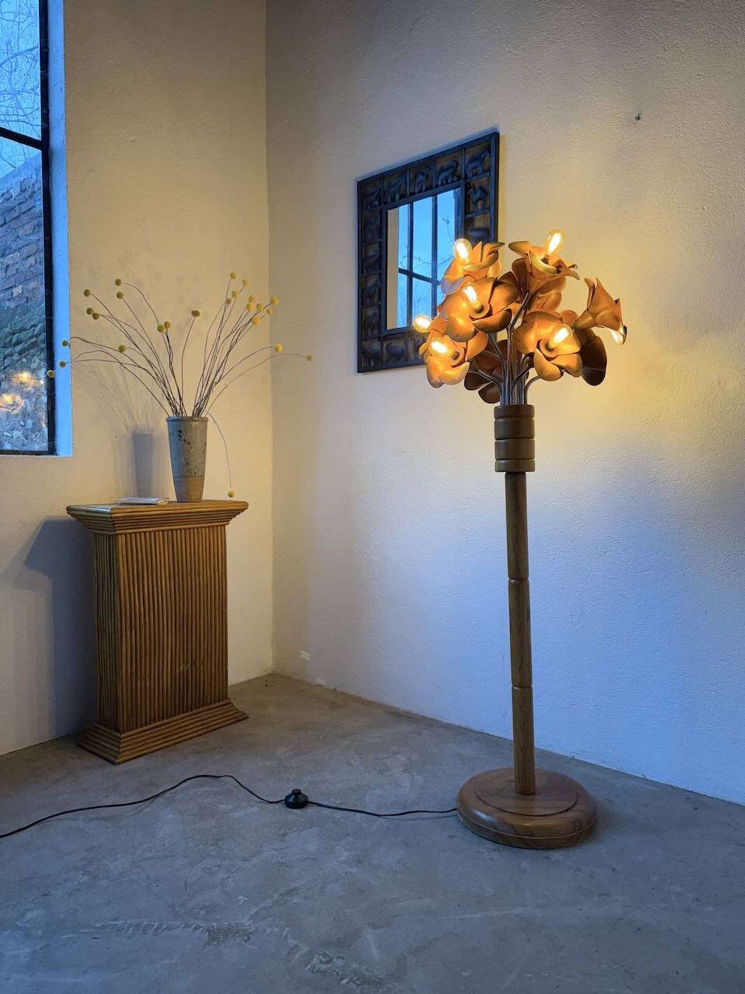 Lampadaire en orme motifs « fleurs », années 70
