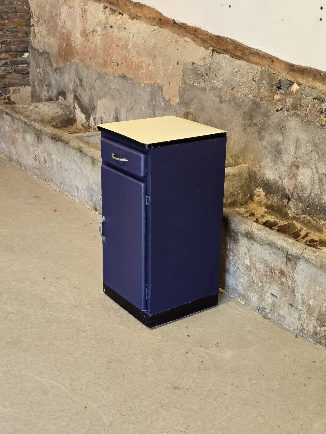 Petit meuble de cuisine Mado 1960 repeint en bleu de Sèvres