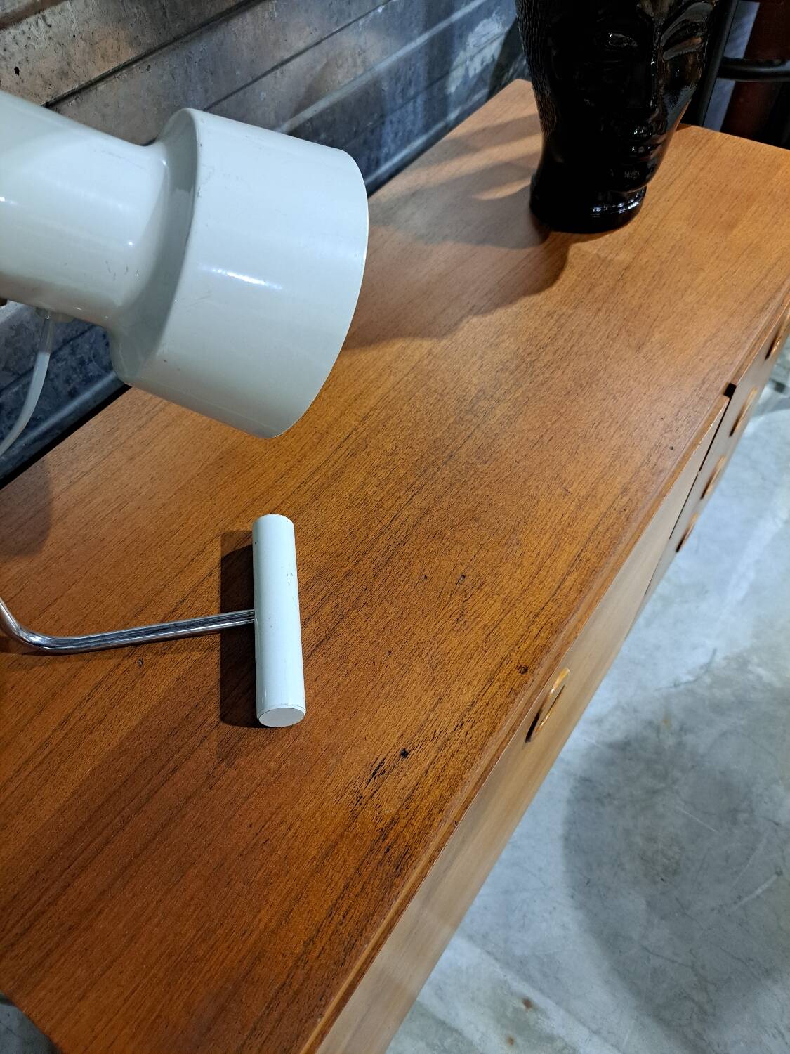 Armoire design en teck Musterring avec pieds noirs