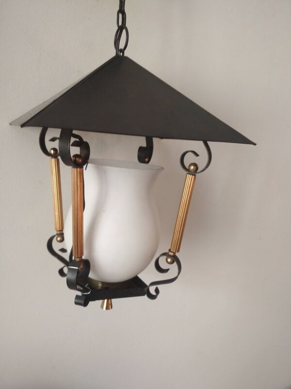 suspension lanterne noire et doré avec opaline blanche