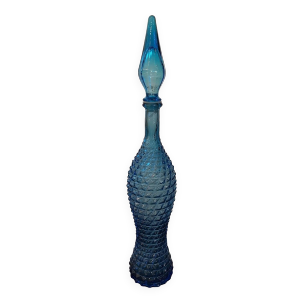 Carafe en verre d'emploi bleue
