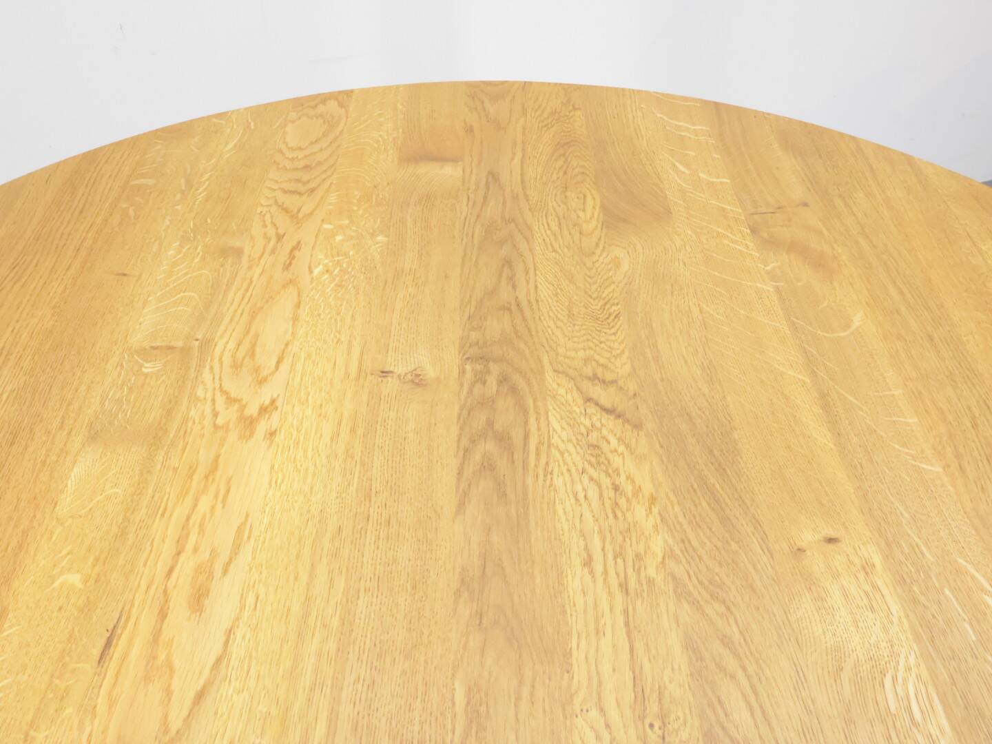 Brutalist eettafel massief eiken rond model