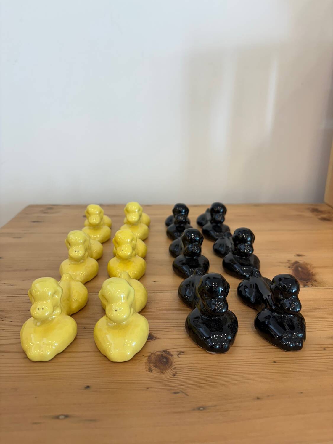 Box of 12 dog-shaped cutlery rests in yellow and black majolica.
