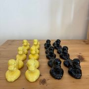 Box of 12 dog-shaped cutlery rests in yellow and black majolica.