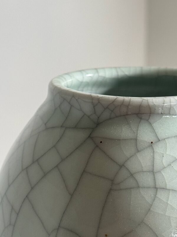 Vase en céramique blanche par Roland Breton