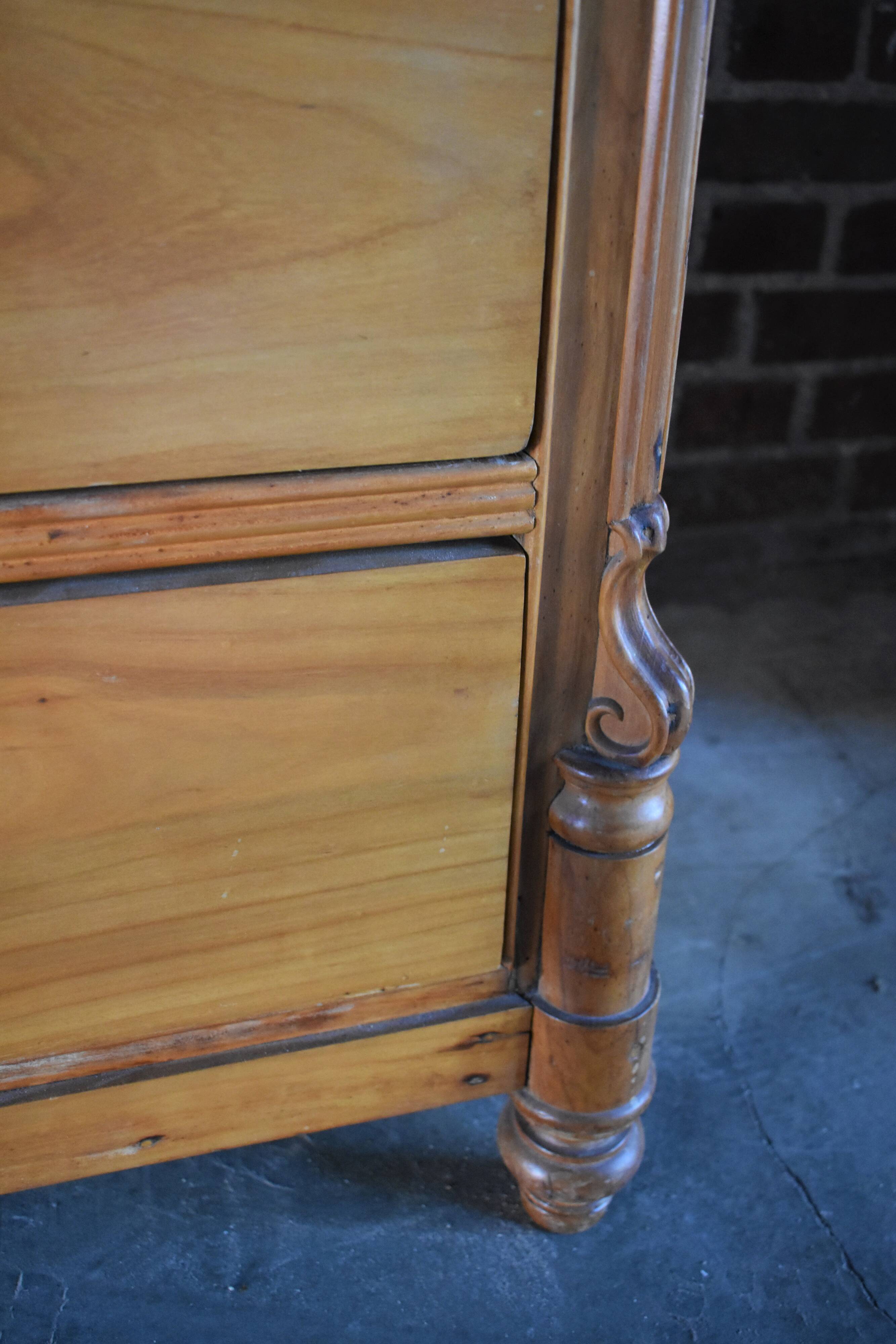 Chest of drawers, made of walnut