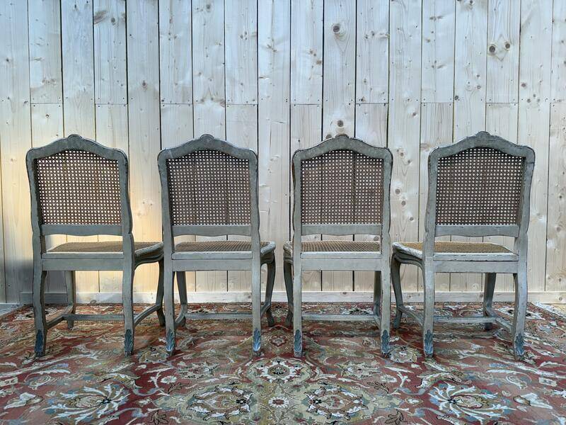 Suite de 4 chaises cannées de style Louis XV rechampi