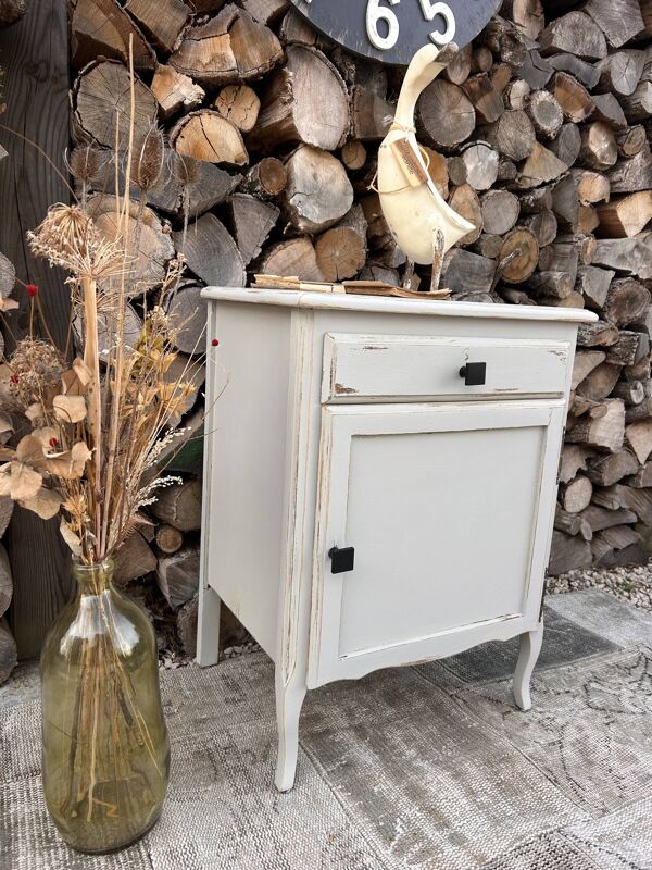 Meuble de rangement ancien rénové