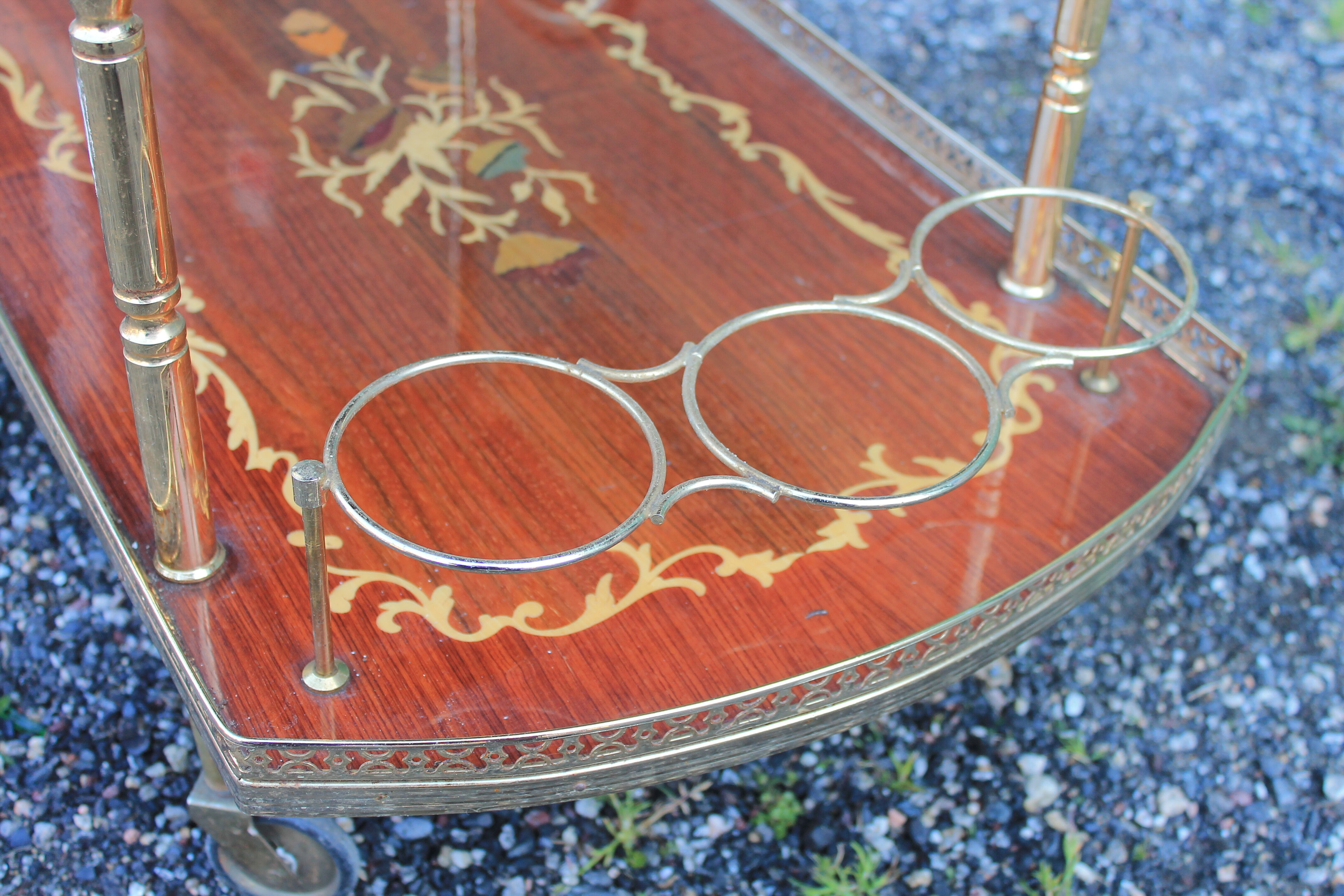 Rolling serving table