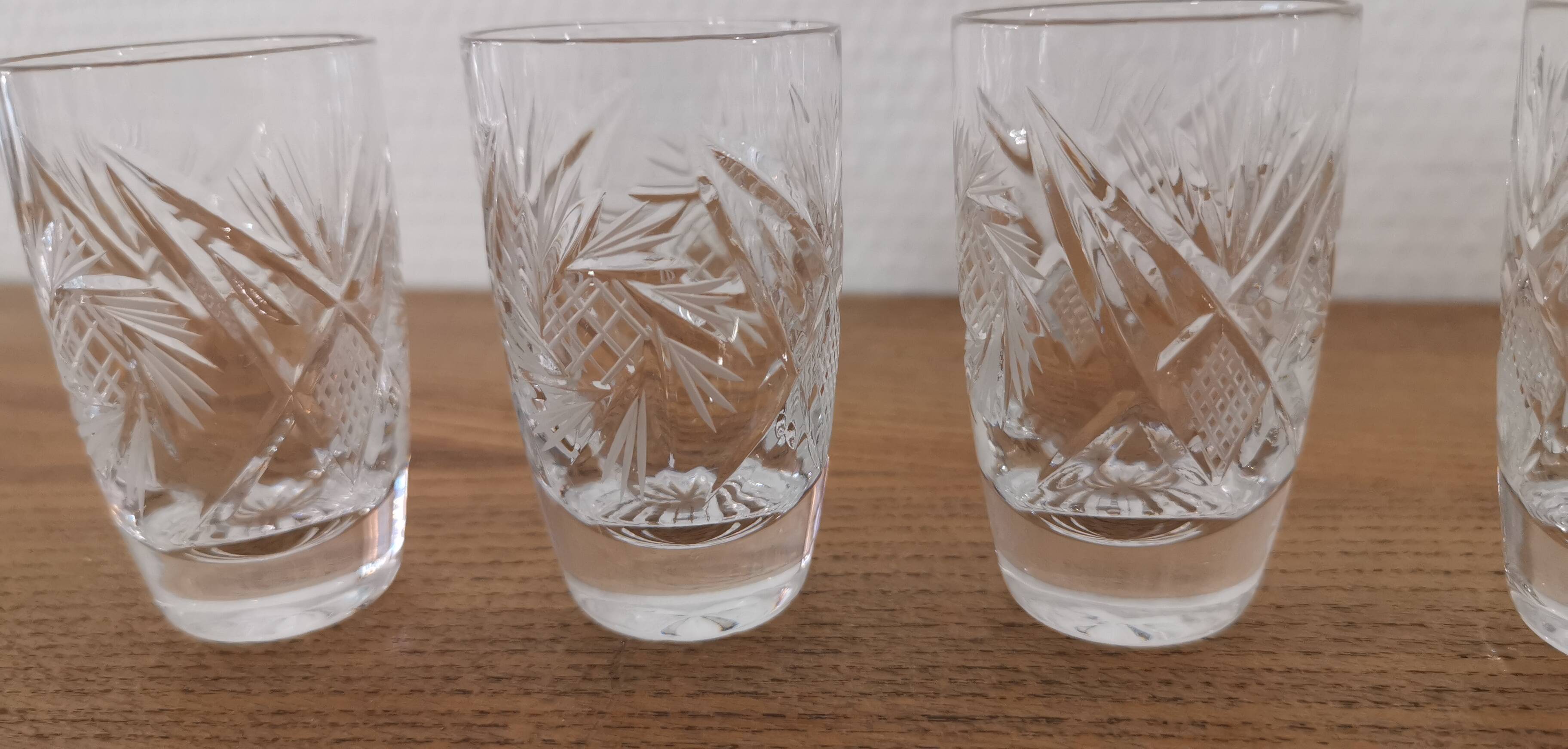 Presentation service 8 glasses and its Bohemian Cristal style dish