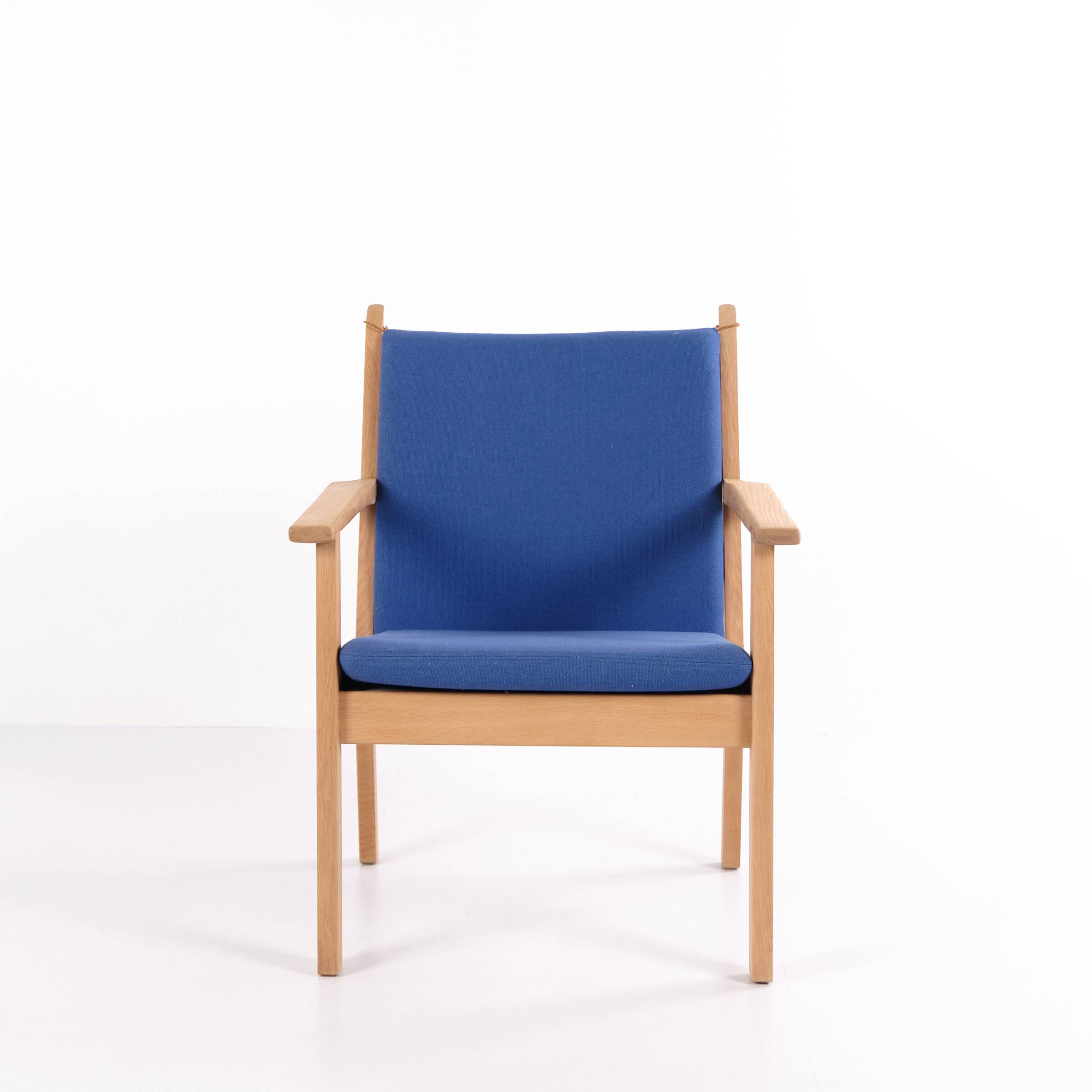 Hans J. Wegner – Lounge chair GE 284 – Getama – Oak & blue wool