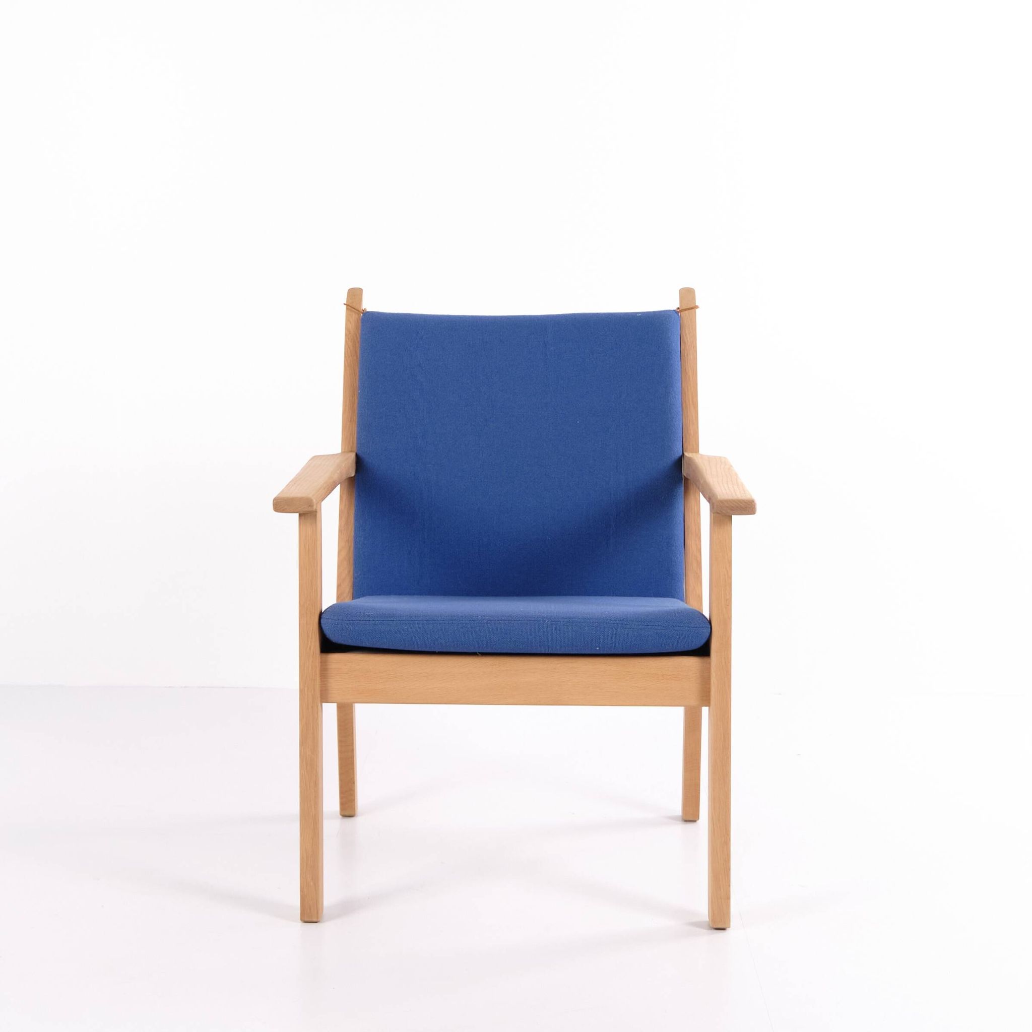 Hans J. Wegner – Lounge chair GE 284 – Getama – Oak & blue wool