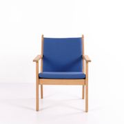 Hans J. Wegner – Lounge chair GE 284 – Getama – Oak & blue wool