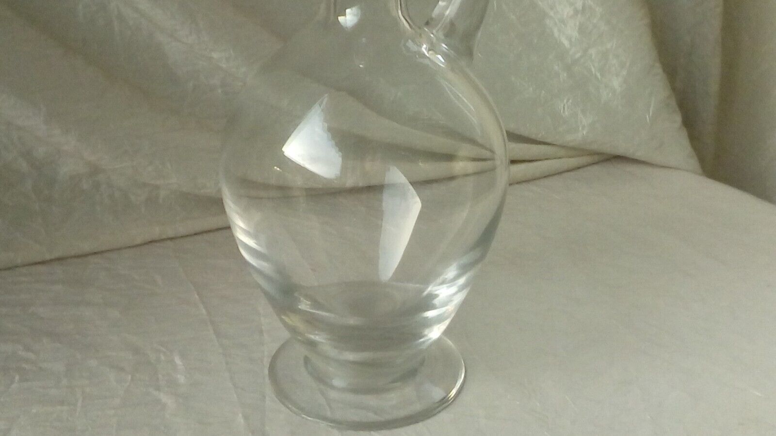 Glass or crystal ewer decanter