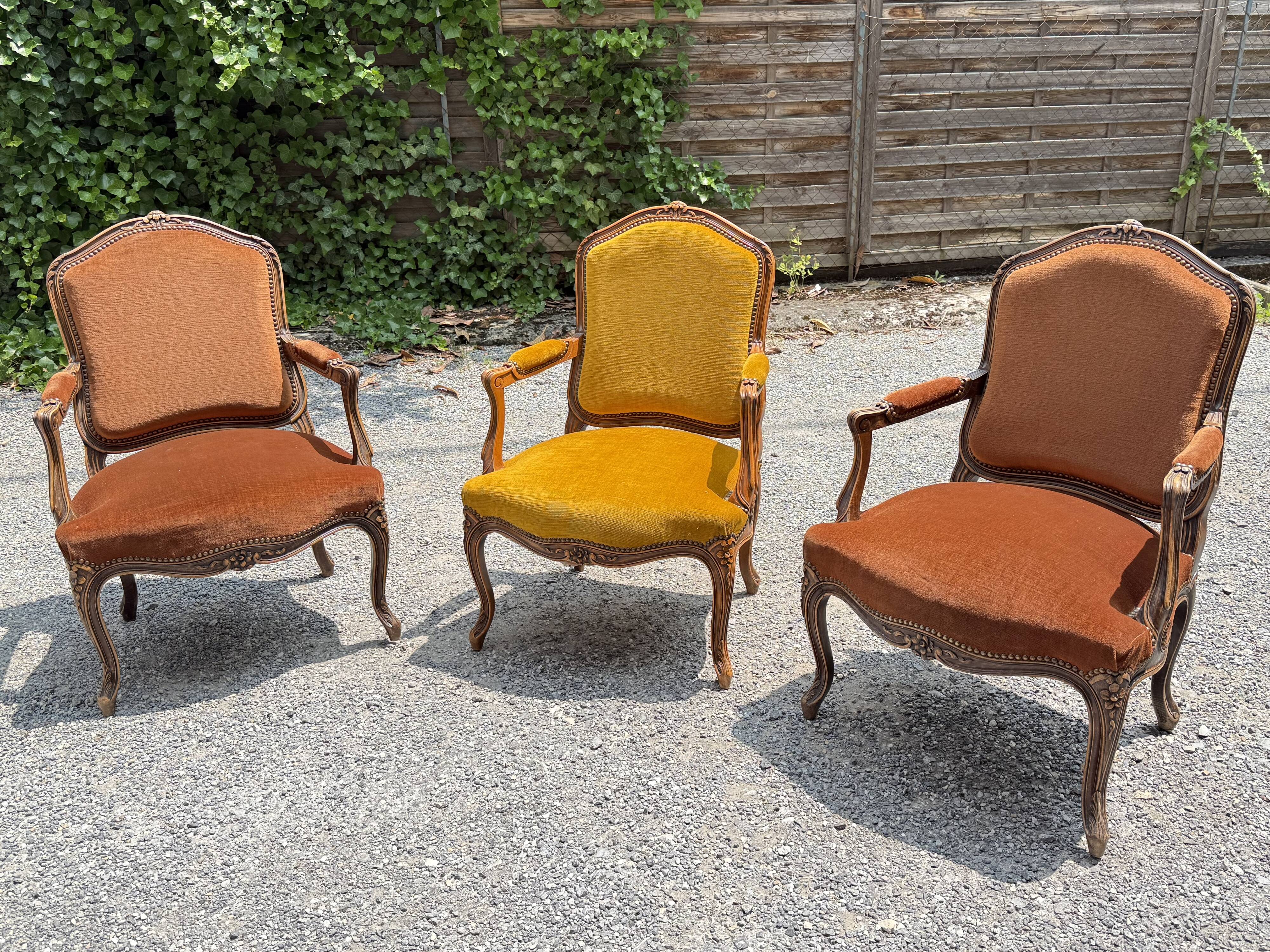 Louis XV armchair suite in carved wood – ochre and saffron velvet