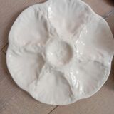 Ensemble assiettes vertes et blanches barbotine + 2 beurriers + 1 coupelle, signé GIEN