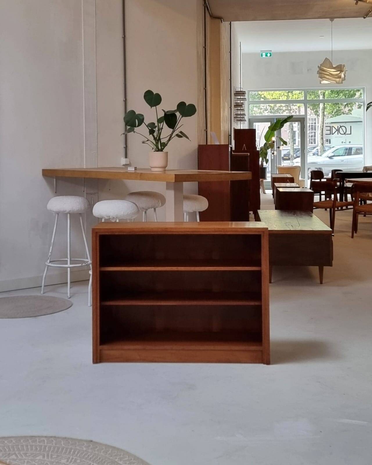 Bibliothèque du milieu du siècle