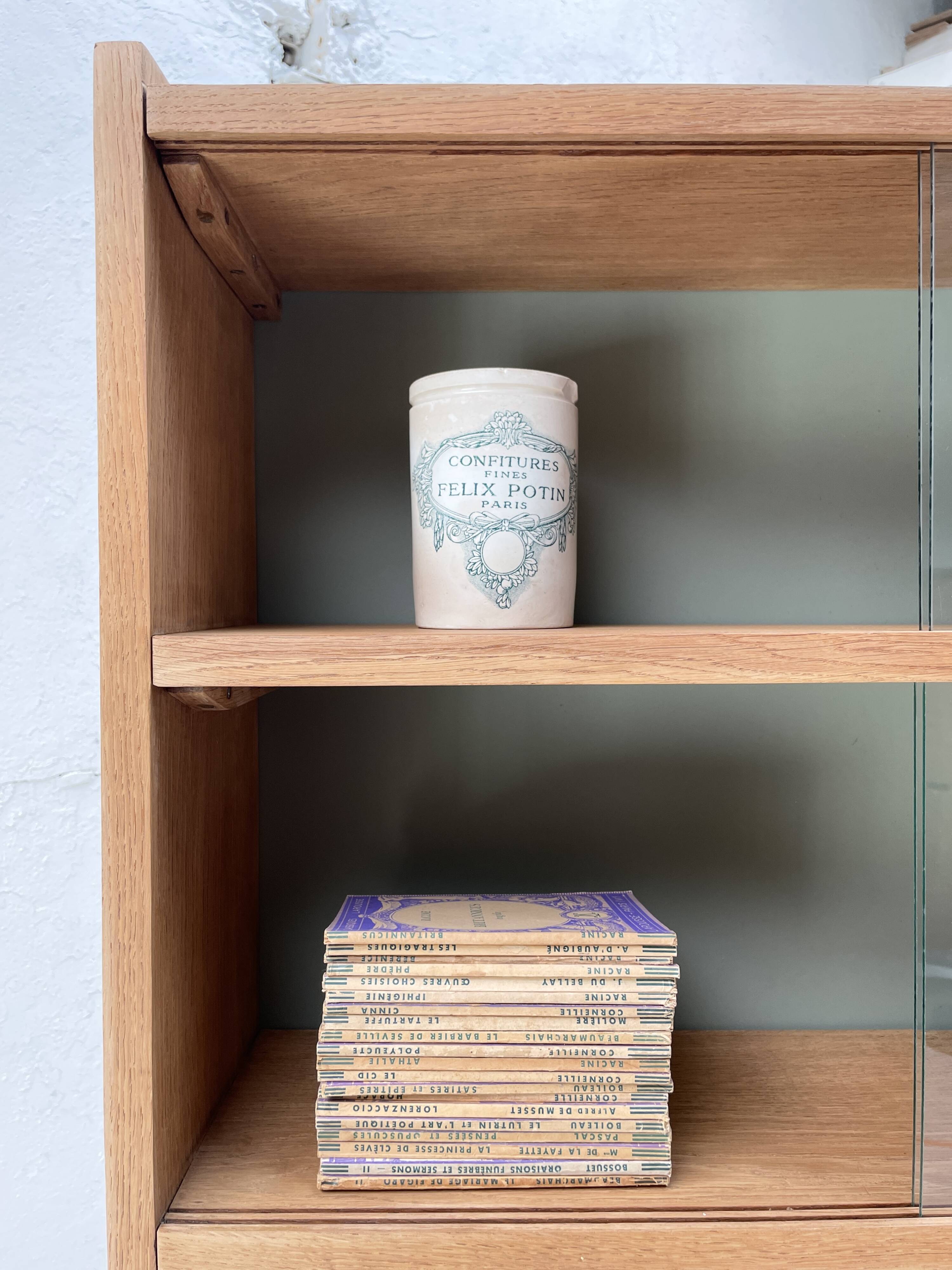 Vintage bookcase in solid oak.