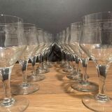 Suite de 12 verres à pieds en verre taillé milieu XXe