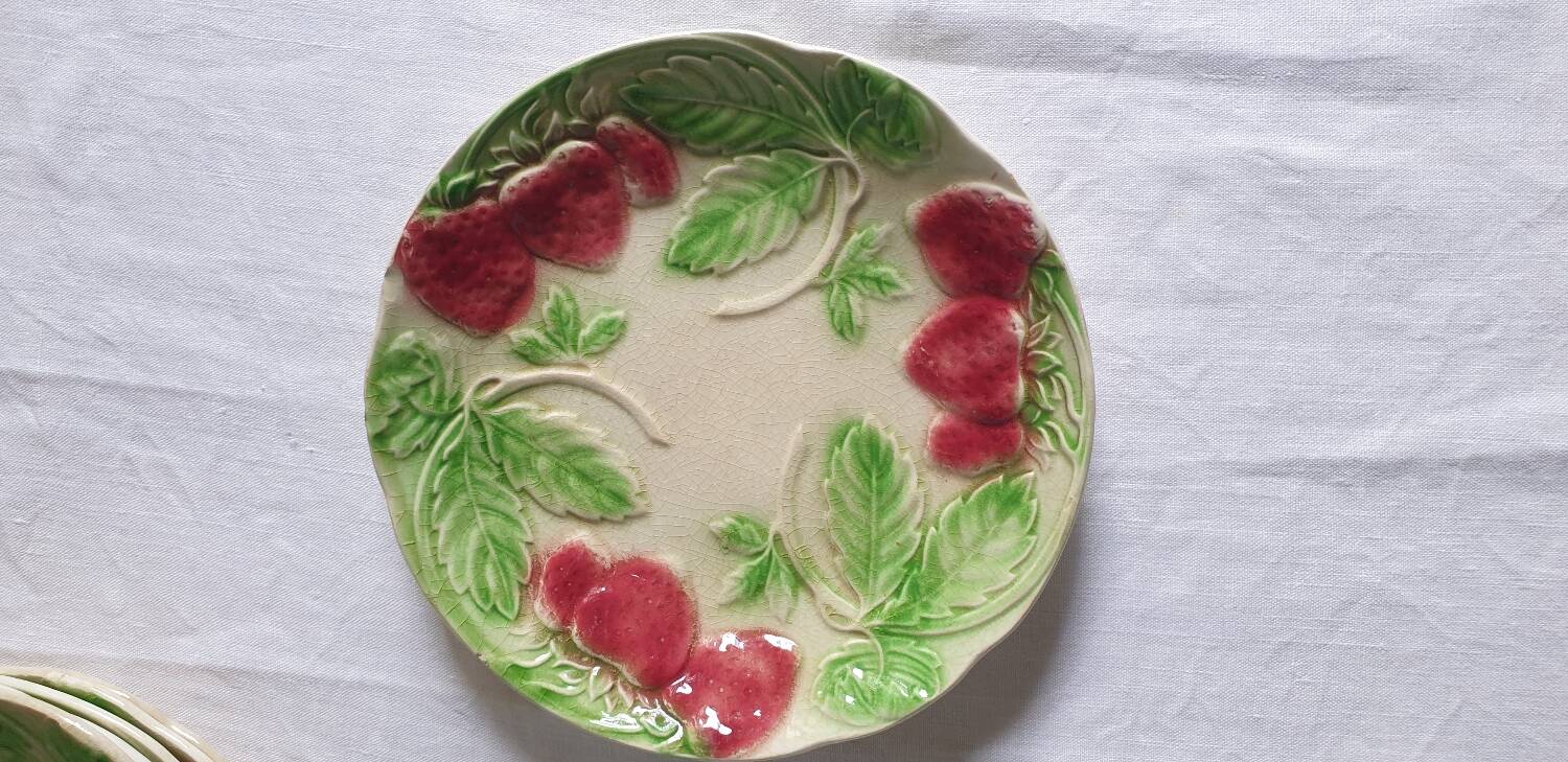 Six assiettes en barbotine décor fraises