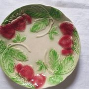 Six assiettes en barbotine décor fraises