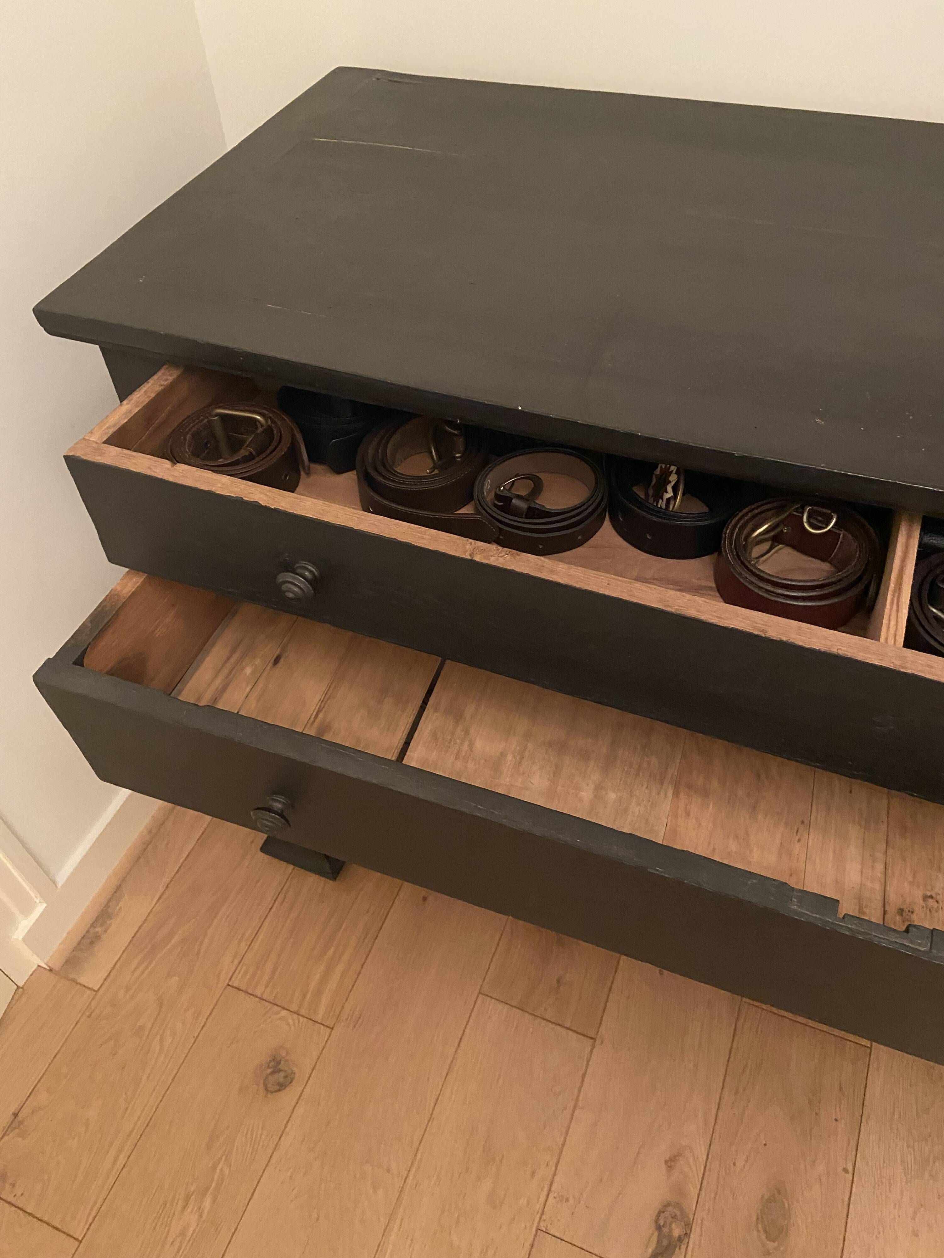 Antique chest of drawers with 4 drawers
