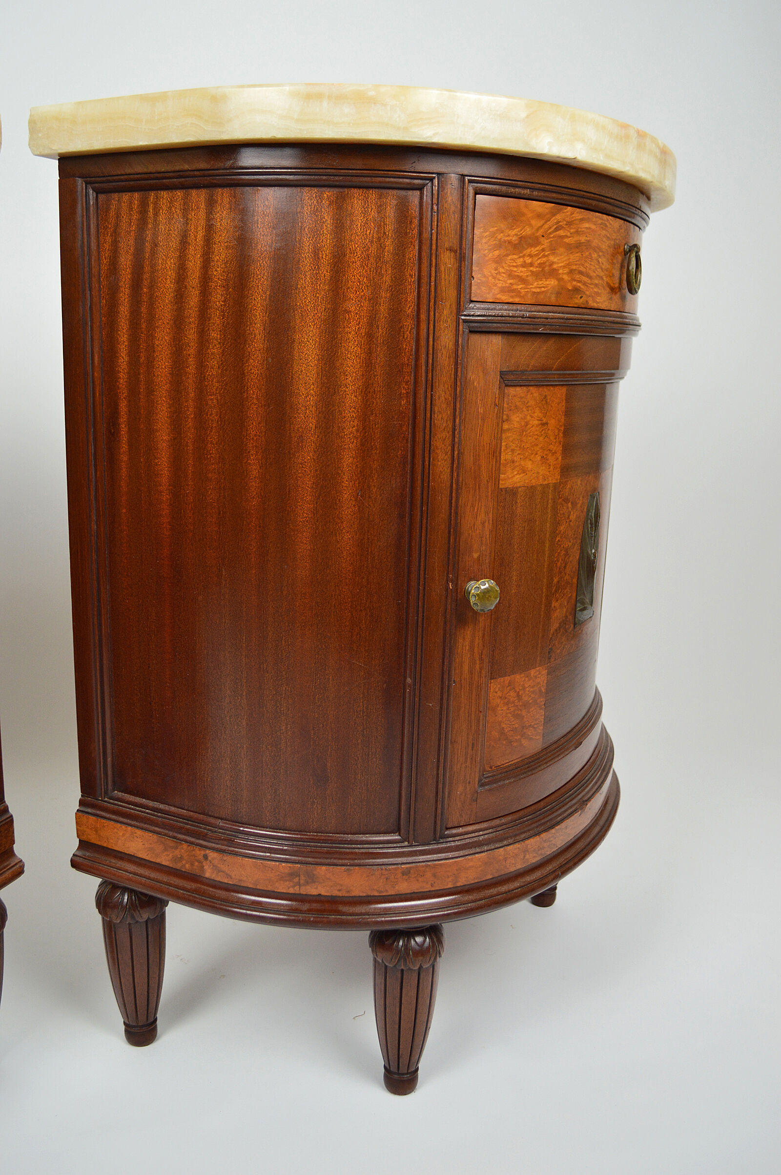 Paire de chevets Art Déco demi-lune en acajou vers 1925