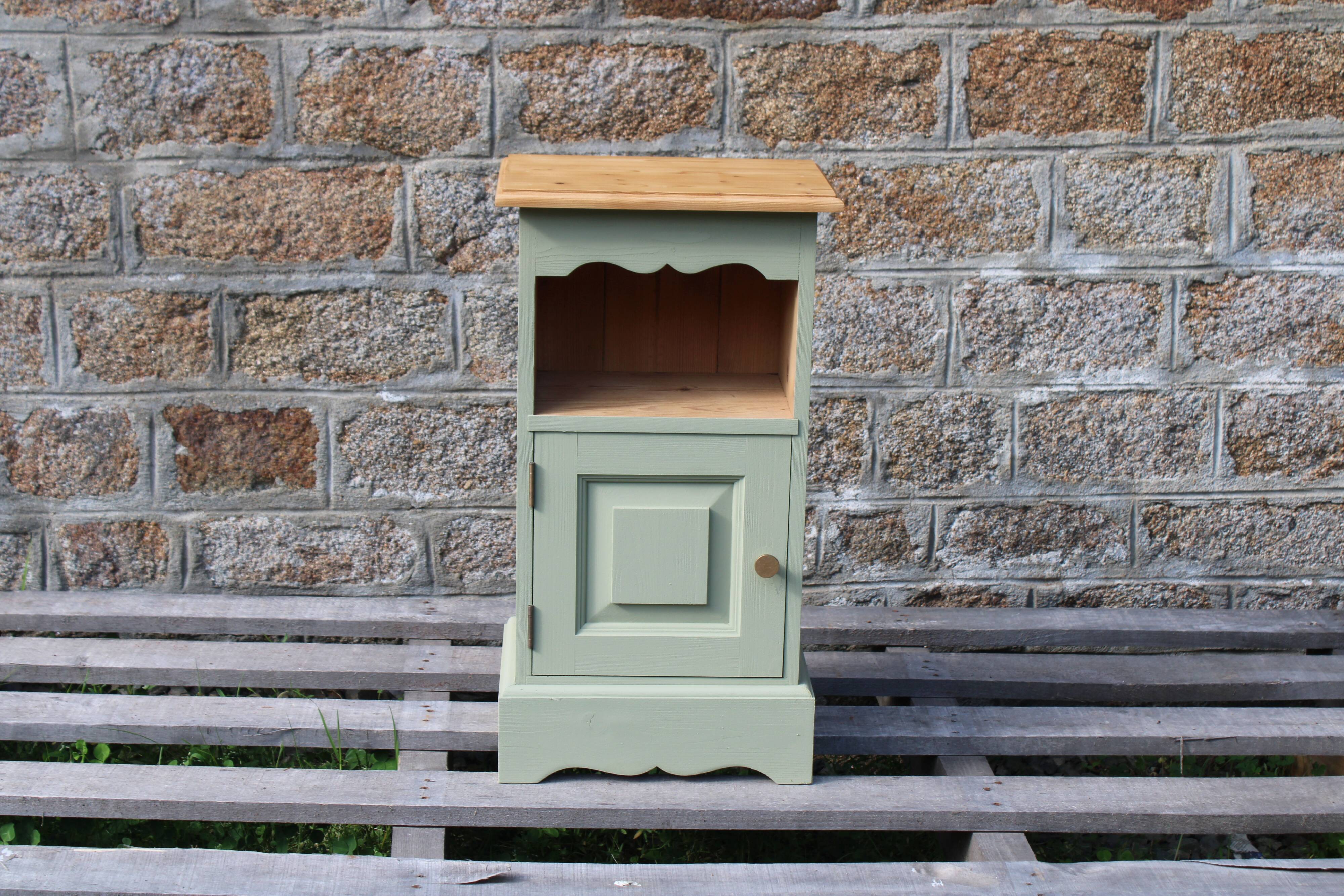Chevet vintage en pin rénové – Vert Lézard Pure & Paint – Plateau bois natu