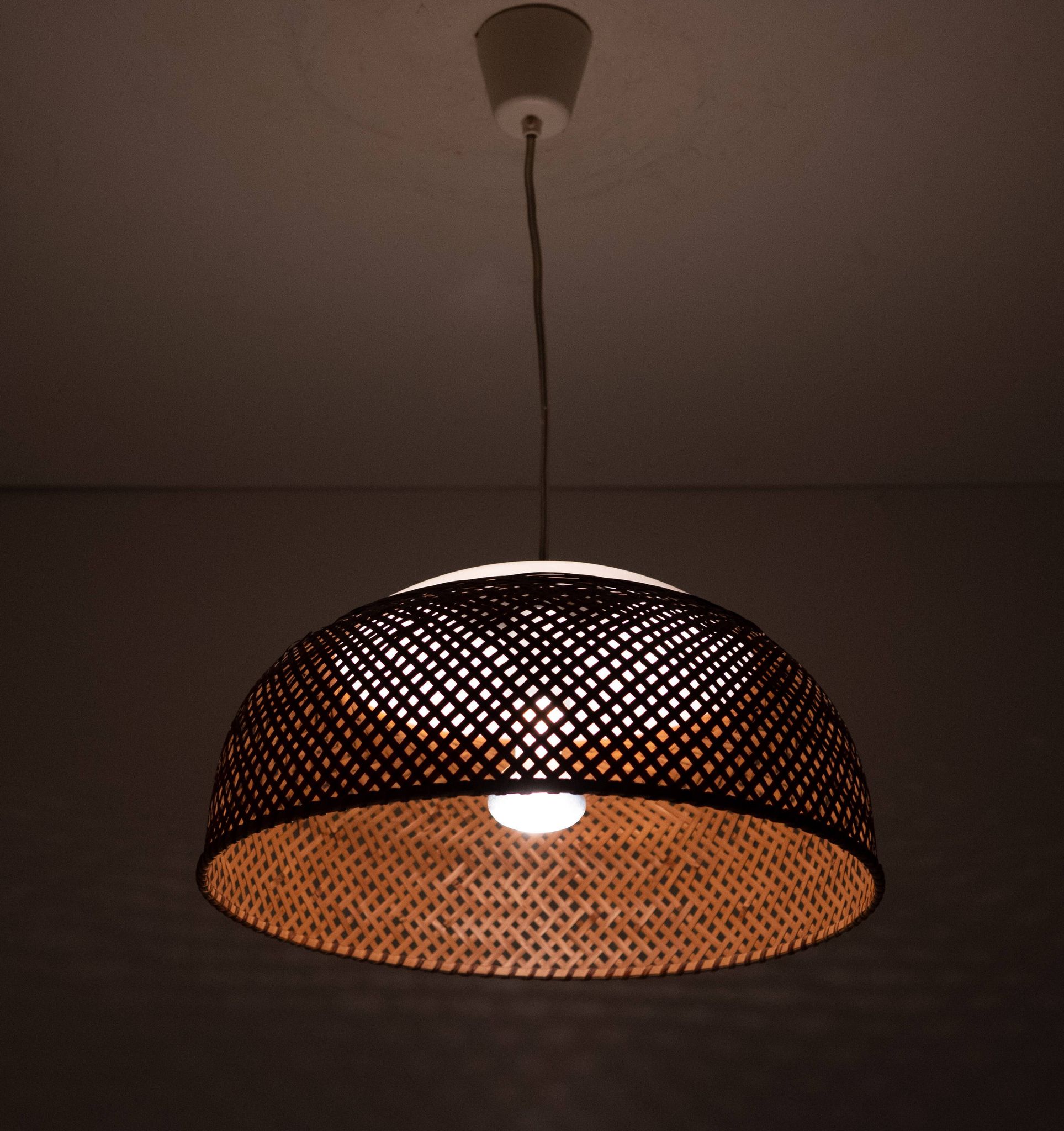 Lampe suspendue en osier du Japon des années 1970