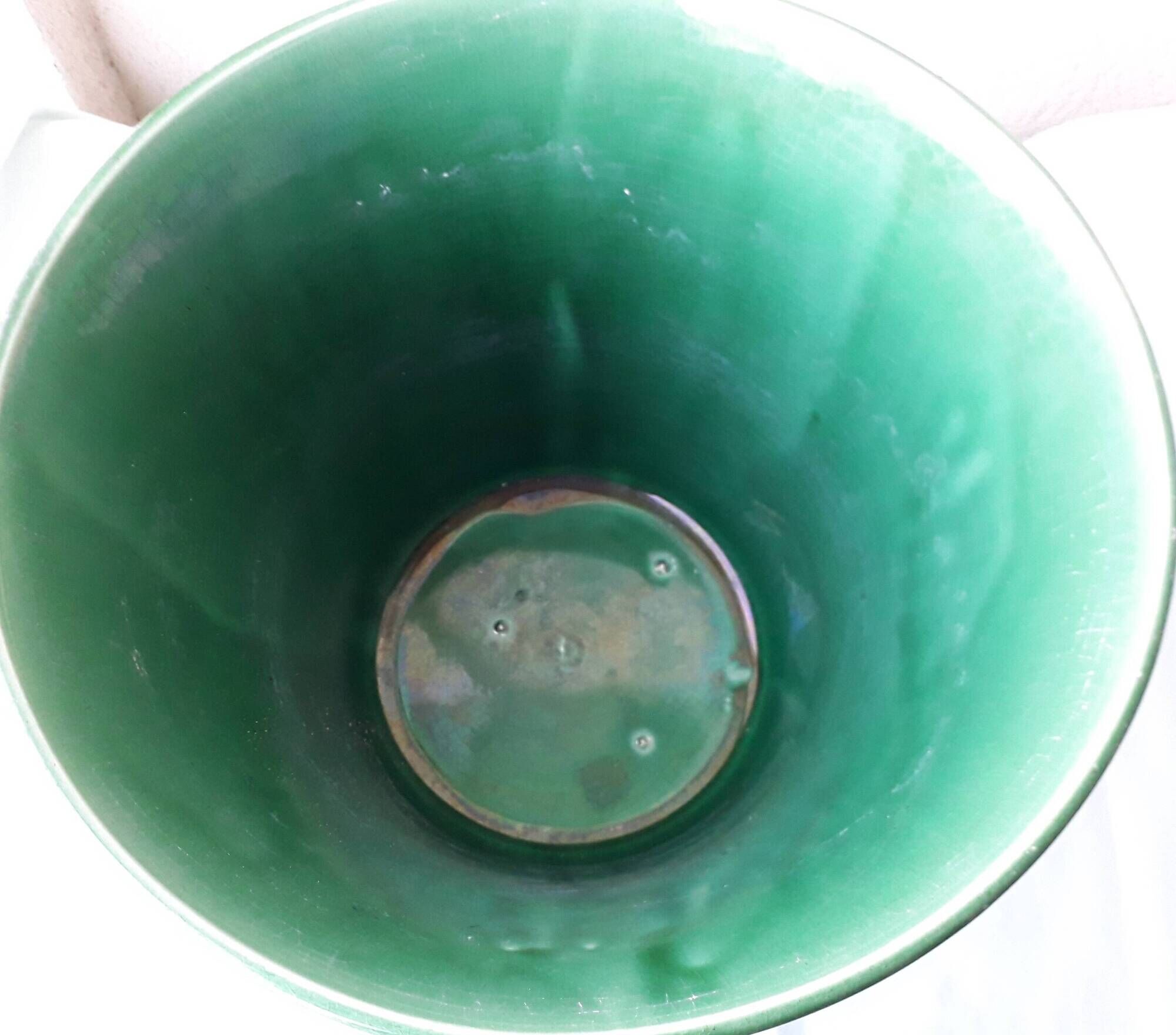 Green ceramic cache-pot