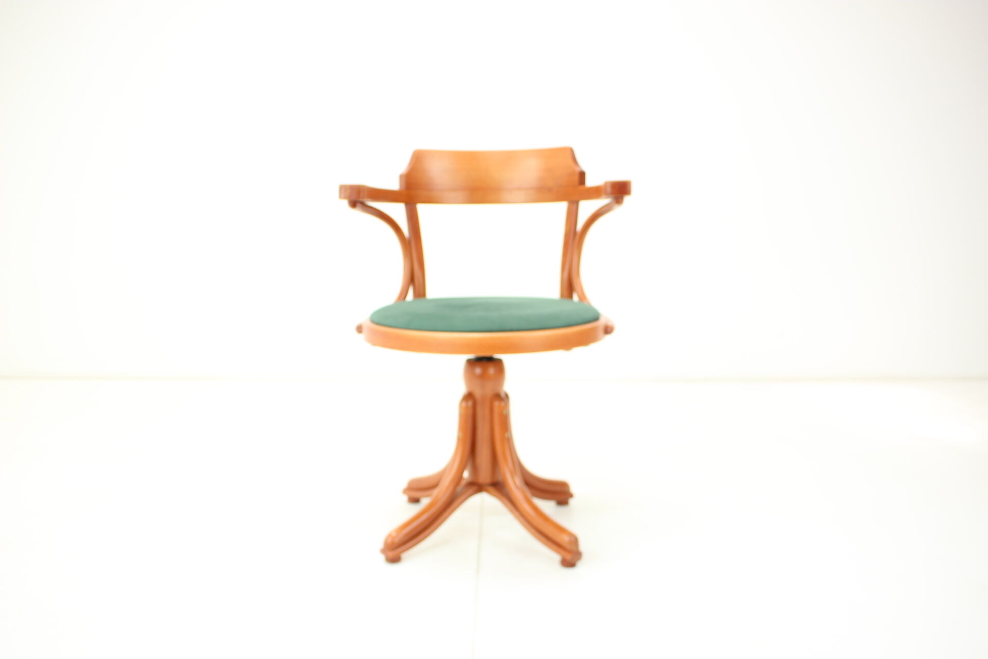 Chaise pivotante réglable en hauteur par Ton
