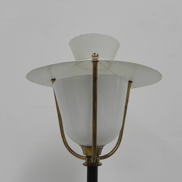 Lampe vintage sur pied avec abat-jour en verre et abat-jour en acier perforé