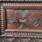 Coffre en bois sculpté