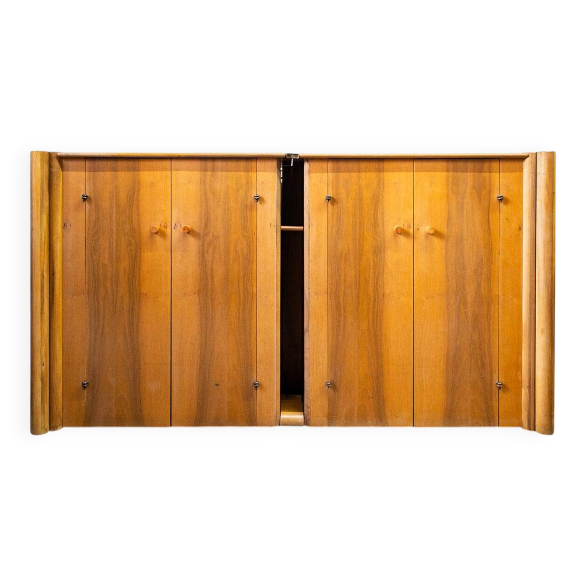 Credenza a quattro ante orizzontale Scuderia in noce di Carlo Scarpa per Bernini Italia, 1977