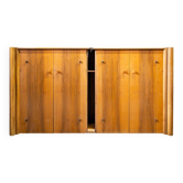 Credenza a quattro ante orizzontale Scuderia in noce di Carlo Scarpa per Bernini Italia, 1977