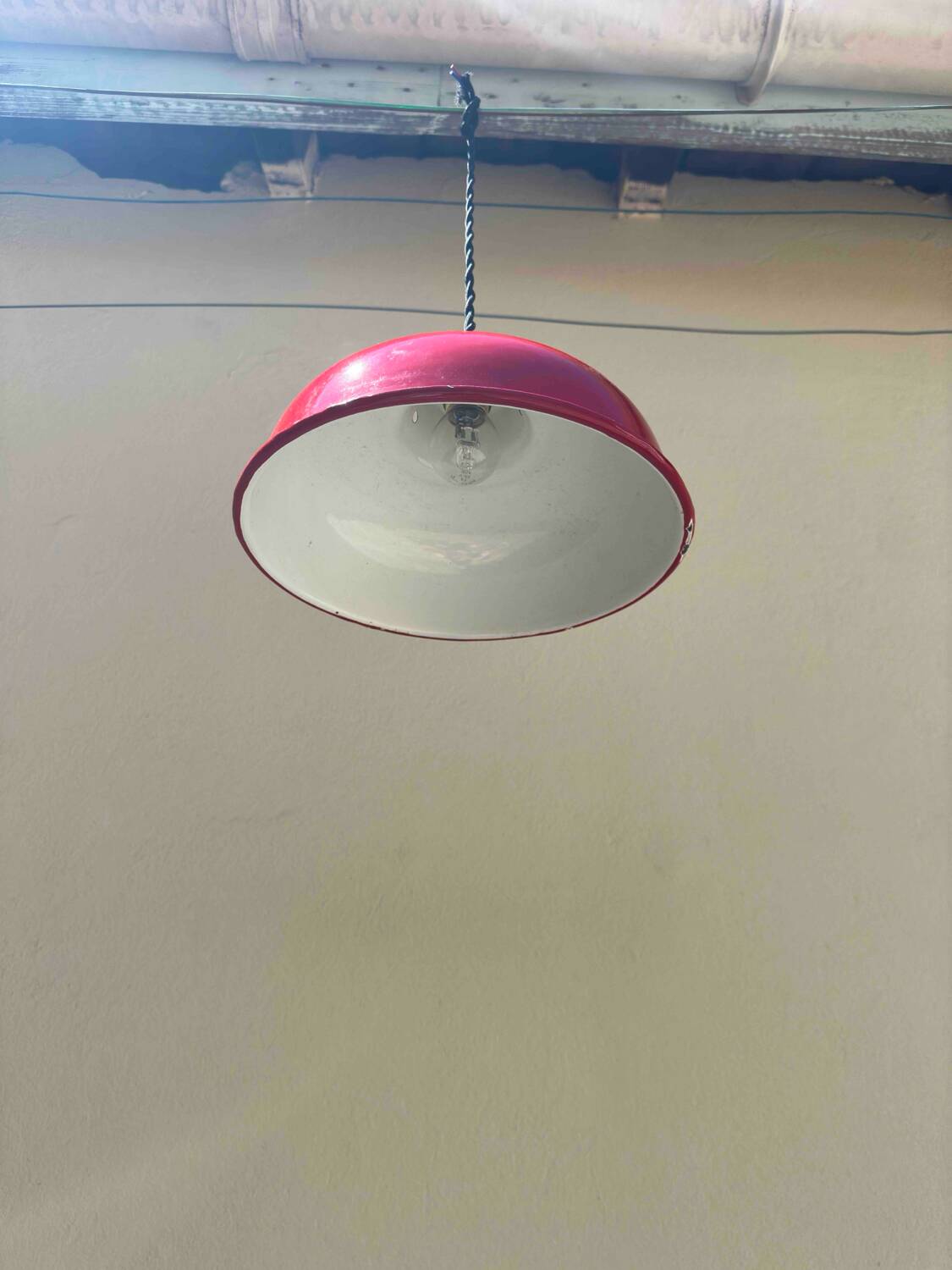 Industrial suspension in enamelled sheet metal, red and white bowl