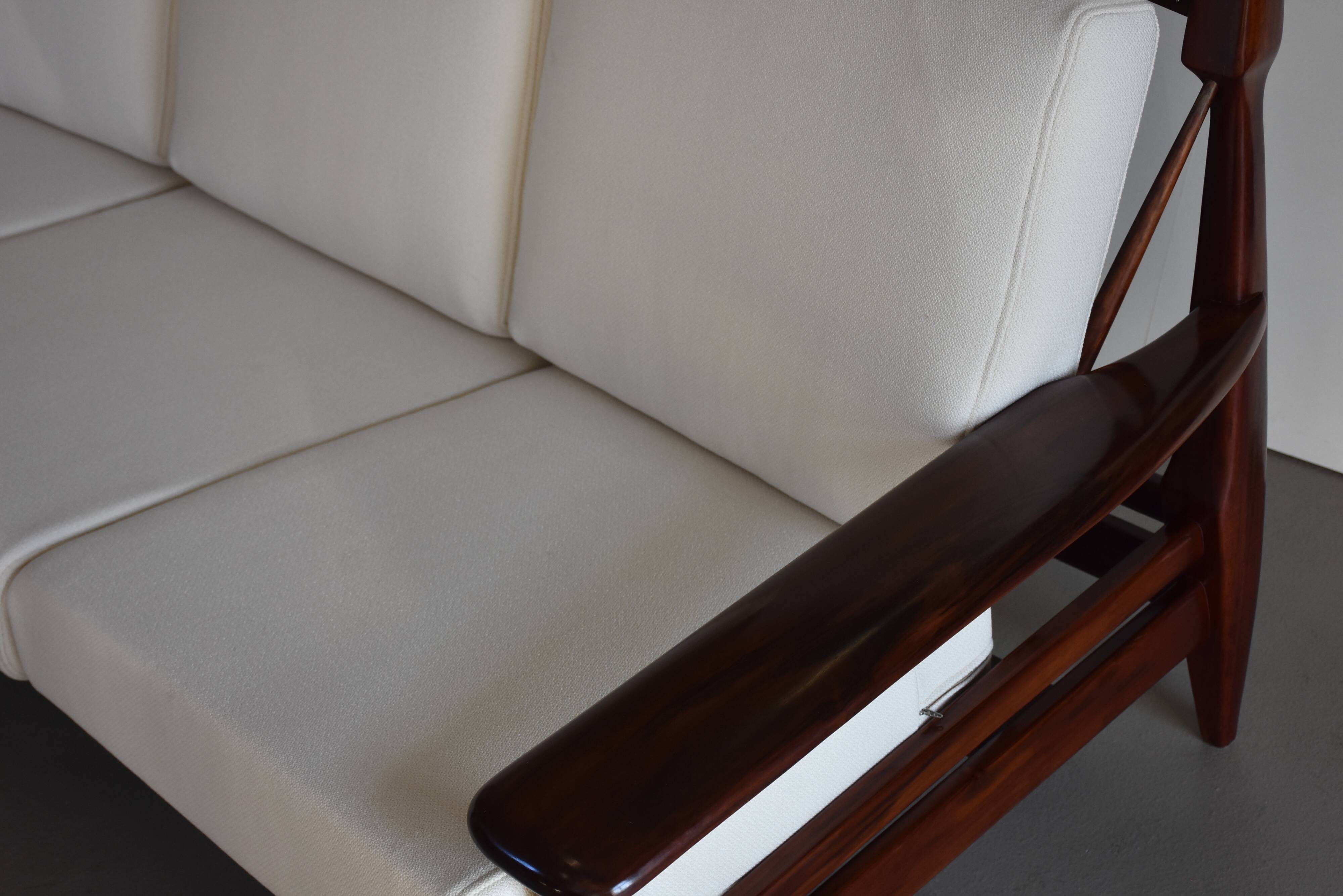 Canapé à dossier haut de style milieu du siècle retapissé