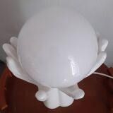 Lampe année 70 deux mains enlace un globe en opaline