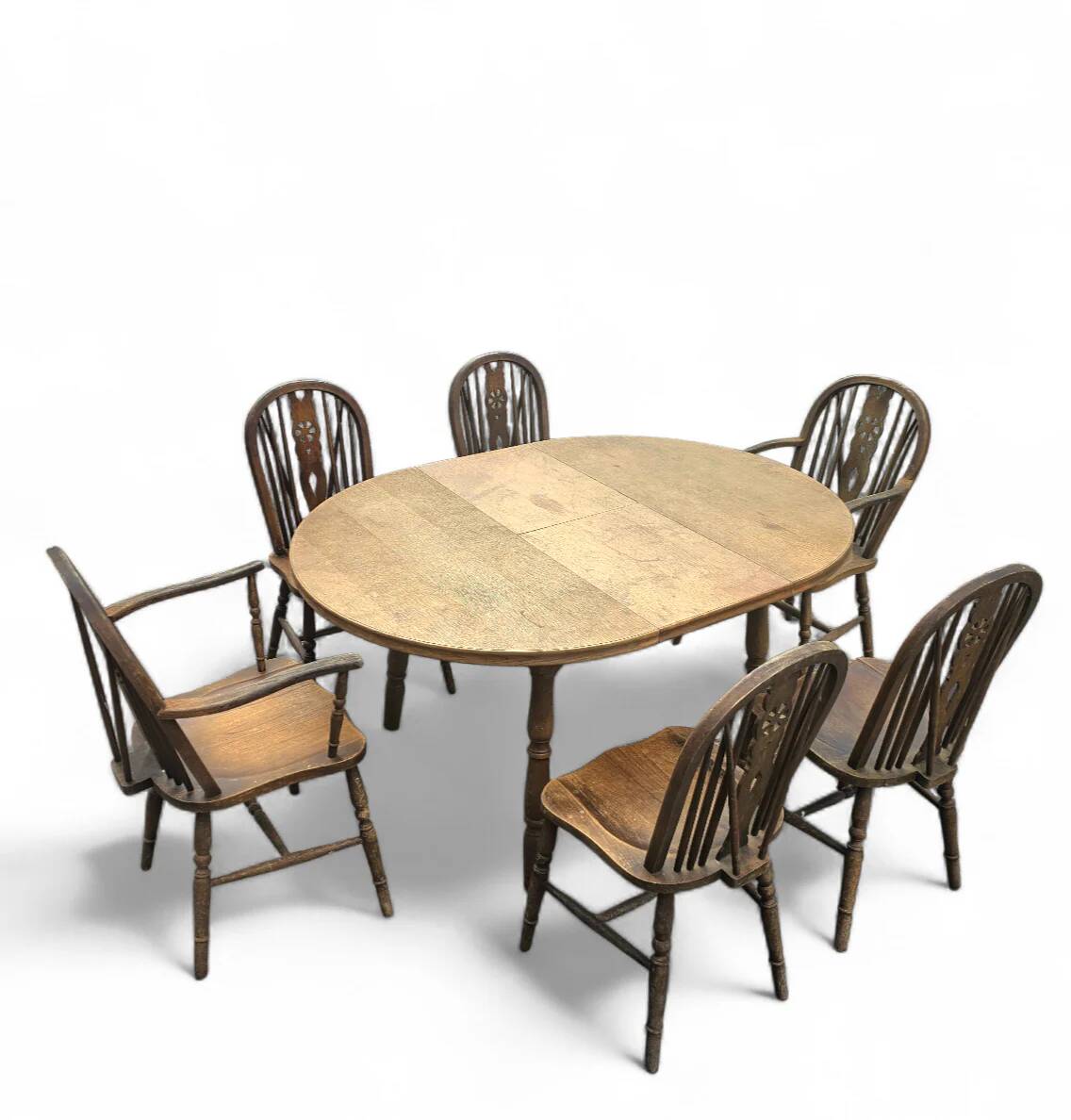 Un ensemble de salle à manger Windsor à dossier en roue légèrement patiné (7) par Oirschotse Meubelindustrie des années 1950.