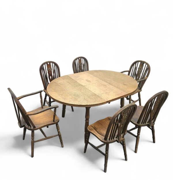 Un ensemble de salle à manger Windsor à dossier en roue légèrement patiné (7) par Oirschotse Meubelindustrie des années 1950.