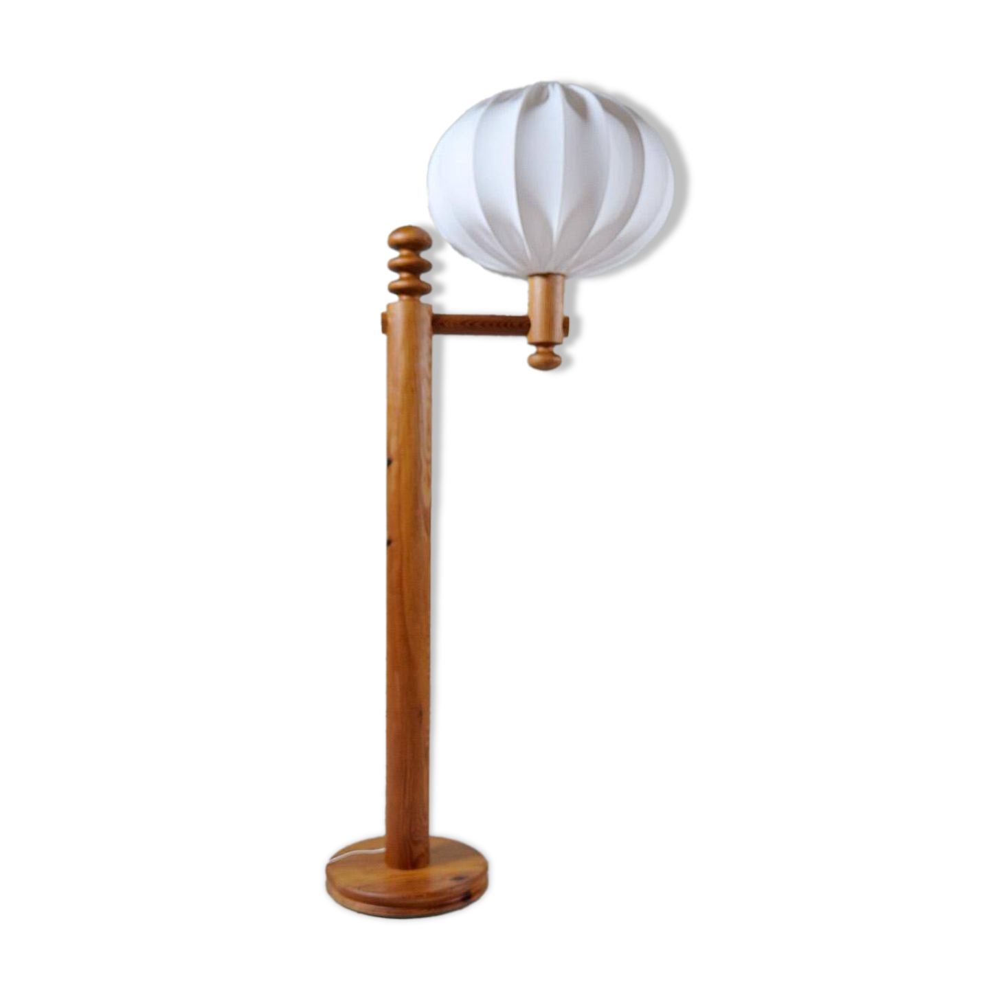 Modern sculptural Scandinavian floor lamp in pine by Uno Kristiansson, Sweden 1970s