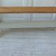 Banc vintage réenchanté en gris perle, assise bois.