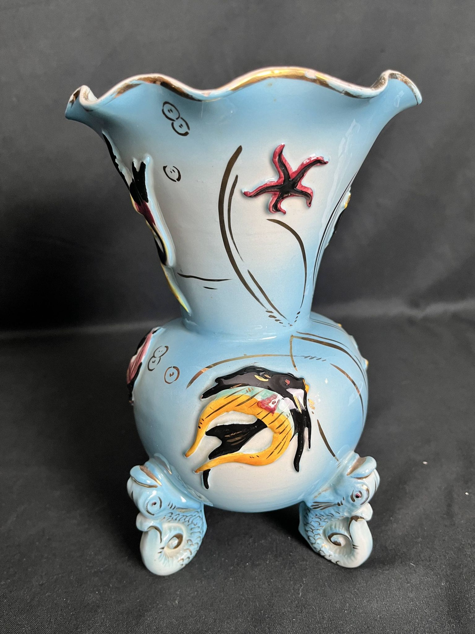 Vase tripode en barbotine émaillée Cerdazur XXème