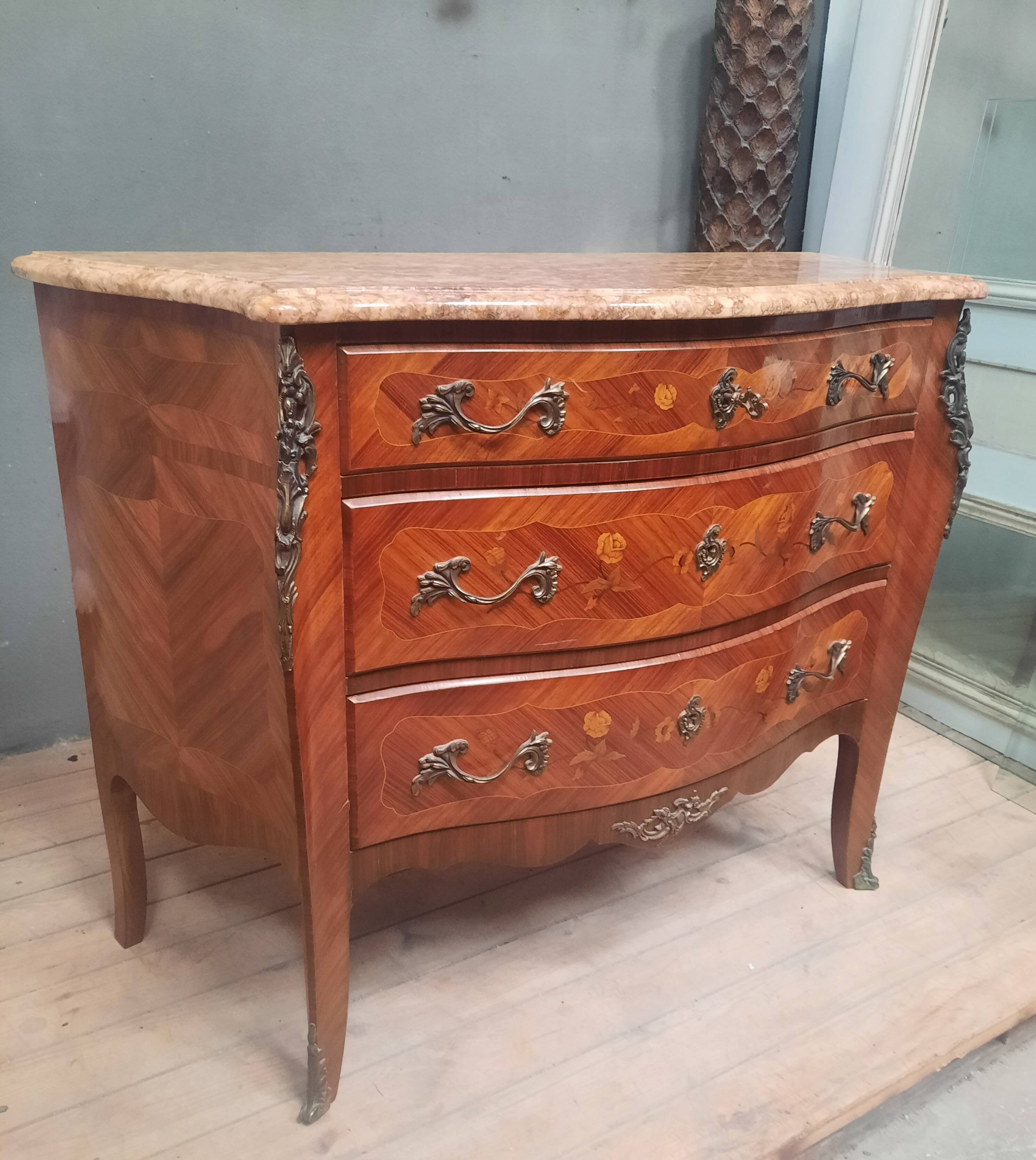 Commode style Louis XV en marqueterie de fleurs