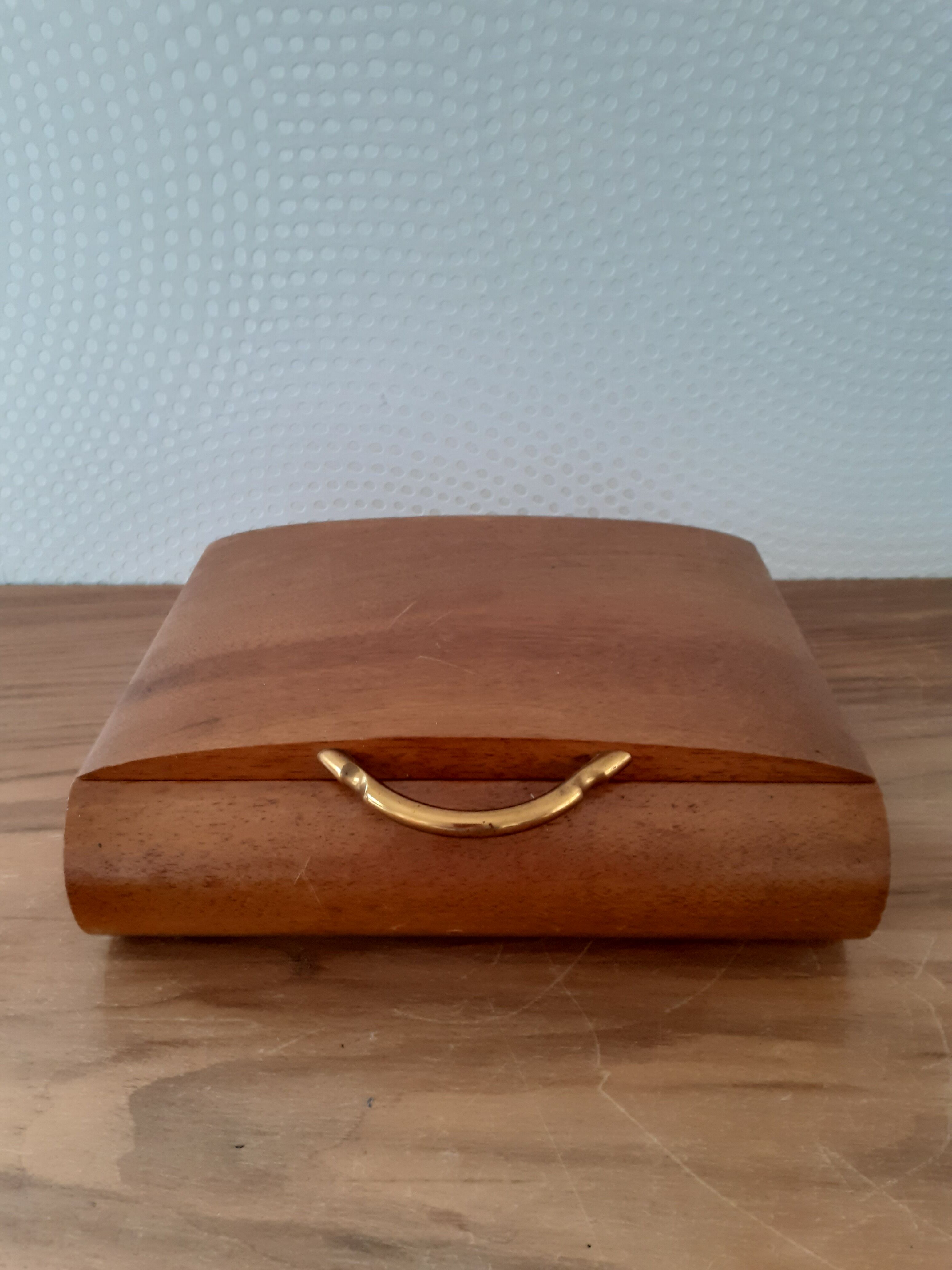 Wooden box cigarette dispenser Ermond