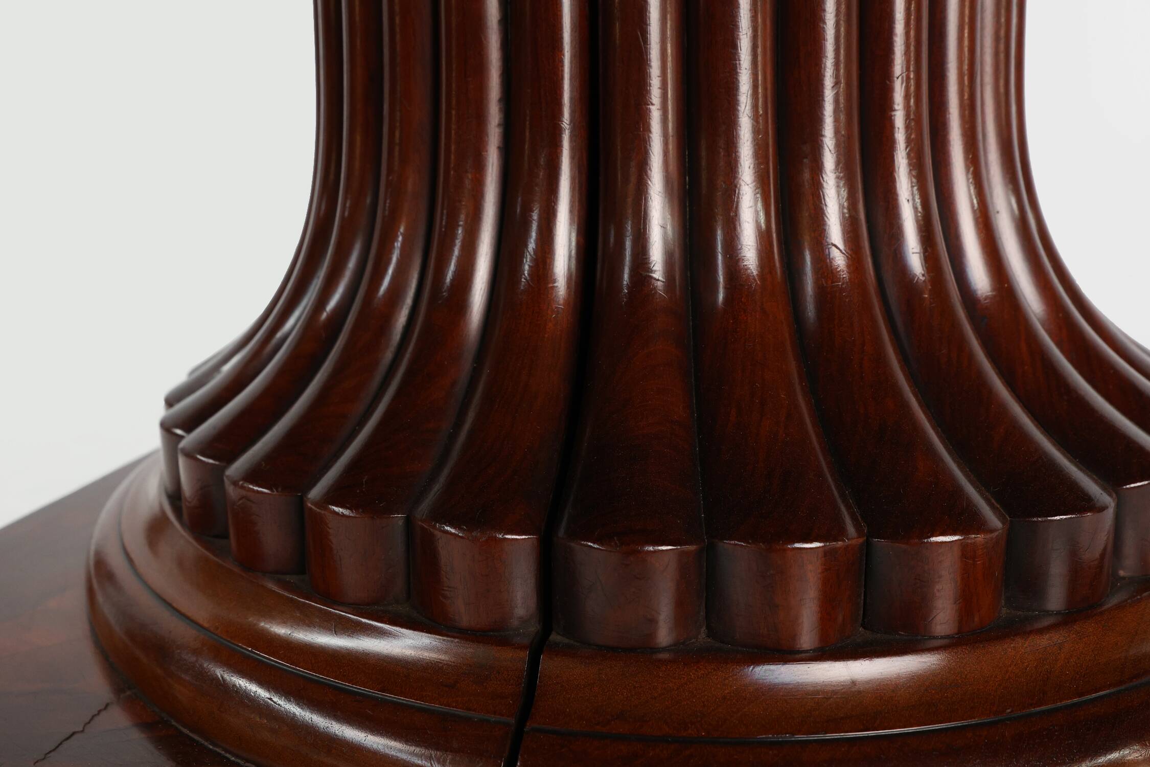 Extendable Antique English Dining Table in Victorian style, ca. 1830