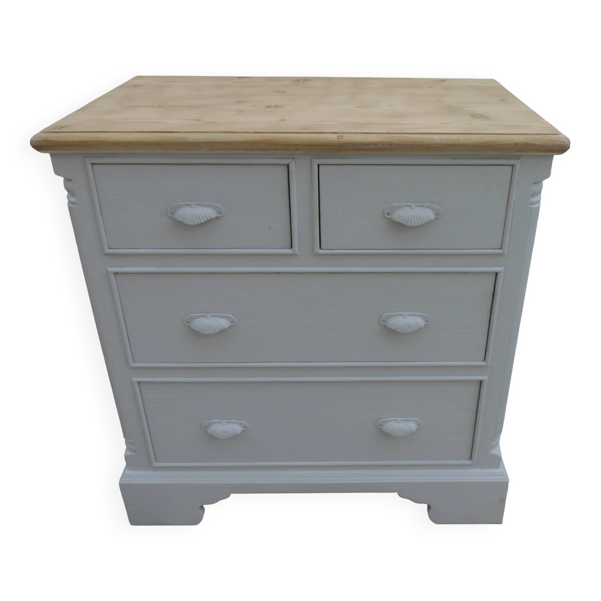 English commode of beautiful craftsmanship enhanced in pearl grey with a waxed finish.