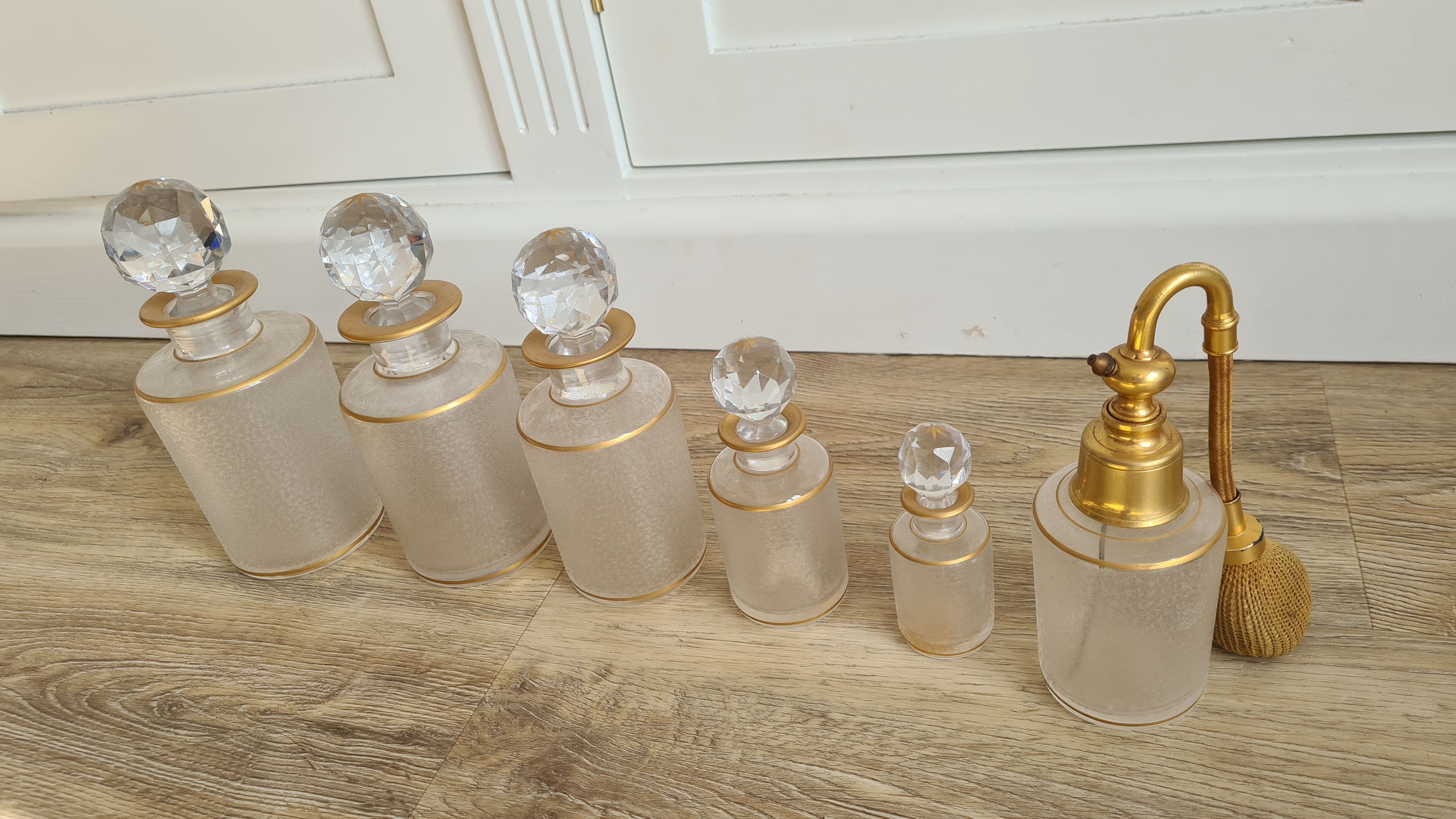 Lot 6 precious old glass bottles with Art Deco gilding La Samaritaine / vintage