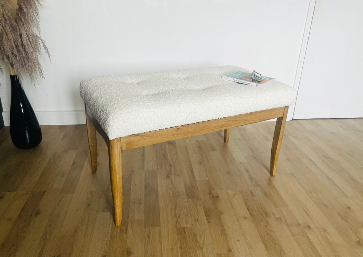 Oak bench, white fabric